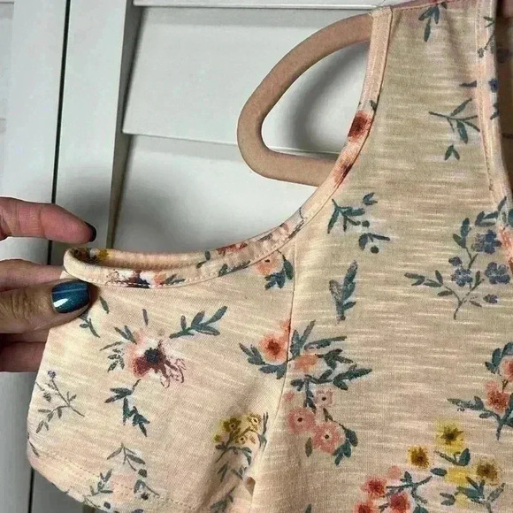 SO Floral Short Sleeve V-Neck Cold Shoulder Tee Size XS Peach - Picture 3 of 8
